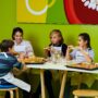 Kinder beim Essen in der Experimentierküche